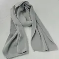 Bufanda de punto gris claro de color sólido para el calor y el confort en invierno. - Gris claro