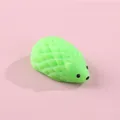Süßes grünes Igel-Antistress-Spielzeug zur Entspannung auf rosa Hintergrund - Grüner Igel