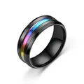 Primer plano de anillo de acero de titanio negro con franja de arcoíris y bordes biselados - US 6 / 8mm Negro & Arcoíris