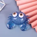 Detailopname van een blauwe TPR-krab-knijpspeeltje met waterparels en grote ogen. - Kraal Krab - Blauw / 8.5x7.5x5.5