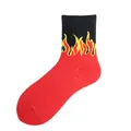 Chaussettes unisexe en coton rouge avec haut noir et motif de flamme jaune vif style rue - Rouge / Taille unique