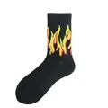 Chaussettes mi-hautes en coton noir avec un motif de flamme jaune et rouge éclatant - Noir / Taille unique