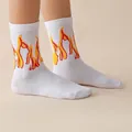 Chaussettes mi-hautes en coton blanc avec motif flamme orange et jaune éclatant - Blanc / Taille unique