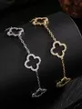 Primo piano di bracciali a quadrifoglio in oro e argento con pavé di pietre lucenti. - Bracciale a Quadrifoglio con Pavé di Zirconi (SL-129 (Catenina di Estensione da 7 cm)) / Oro Bianco