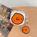 Detailansicht transparente AirPods-Hülle mit süßem orangefarbenem Charakter und Anhänger - AirPods 1/2. Generation / Kartoffel