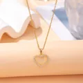 Collar minimalista de corazón chapado en oro con cristales sobre fondo cálido elegante - Estilo Corazón Pavé (X-043) / Dorado