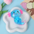 Schattig blauw doorschijnend axolotl-knijpspeeltje met glitters op een sterrenplateau - Blauw Met Grote Pailletten