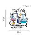 Spilla in smalto per attrezzatura da laboratorio 'my lab is my happy place' 3,5x3,3cm - Flaconi di Chimica Il Mio Laboratorio È Il Mio Posto Felice Stile (CZ3341-1)