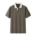 Lockeres Herren Polo-Shirt in Dunkelgrau mit weißem Kontrastkragen und V-Ausschnitt - M / Ebenholzbraun