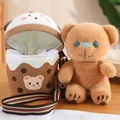 Süßer Boba-Bär Plüschtier und abnehmbares Rucksack-Set als Geschenk für Mädchen - 20cm / Milchtee Bär Puppe / 【produktmerkmale】dieses Produkt Ist Ein 2-in-1-set. Es Enthält Einen Braunen Plüschbären Mit Strahlend Blauen Funkelnden Augen Und Einem Liebenswerten Gesichtsausdruck. Außerdem Gehört Ein Teetassenförmiger Plüschrucksack Dazu. Dieser Ist In Latte-tönen Gehalten Mit Punkten Verziert Und Hat Einen Abnehmbaren Rot-grün Gestreiften Schultergurt. Der Rucksack Ist Mit Gestickten Bärenmotiven Verziert Und Wirkt Dadurch Insgesamt Niedlich Und Beruhigend. 【visuelle Präsentation】das Bild Ist Eine Hochwertige Originalgetreue Produktaufnahme Mit Sanfter Beleuchtung. Das Produkt Steht Auf Einem Holztisch Darunter Liegt Ein Aufgeschlagenes Englisches Buch Als Requisite. Dadurch Entsteht Im Hintergrund Ein Natürlicher Bokeh-effekt Mit Einer Warmen Und Harmonischen Farbgebung. Die Bildqualität Ist Hoch Mit Scharfen Details. Die Ästhetik Ist Hoch Mit Einer Gesamtbewertung Von 88 Und Einer Exzellenten Visuellen Wirkung. 【textinhalt】auf Den Buchseiten Im Hintergrund Ist Lediglich Der Text Der Requisite Unscharf Zu Erkennen. Dies Ist Teil Der Szenerie Und Kein Marketinginhalt Daher Wird Empfohlen Es Unverändert Zu Lassen. 【logistikhinweise】das Produkt Ist Ein Reines Plüschtier Und Enthält Keine Elektronischen Bauteile Flüssigkeiten Oder Pulver. Es Wird Daher Als „keine“ Klassifiziert. [rechteverletzungsrisiko] Das Design Ist Im Allgemeinen Cartoon-stil Gehalten Und Es Wurden Keine Spezifischen Marken Oder Urheberrechte Identifiziert. Die Wahrscheinlichkeit Einer Rechtsverletzung Beträgt 03. [produktparameter] Das Set Besteht Aus Einem Plüschtier Und Einer Passenden Abnehmbaren Umhängetasche. Das Material Scheint Hochwertiger Ultraweicher Kurzplüsch Zu Sein.