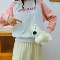 Süße weiße flauschige Plüsch-Umhängetasche in Hundeform für Schüler, getragen von einem Modell - West Highland Dog Schultertasche / 26cm