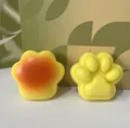 Quetschbares gelbes PU-Spielzeug in Katzenpfotenform mit langsamem Rückgang zur Entspannung - Einzelne Große Katzenpfote (opp-beutel) 7 Cm Lang X 7 Cm Breit X 4 Cm Dick