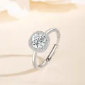 Vista detallada de un anillo de plata 925 con moissanita y engaste de halo cuadrado - Abierto Ajustable / Anillo Halo Cuadrado (JZ1155)