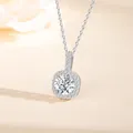 Primer plano de un collar con colgante de moissanita de 1 quilate en plata de ley brillante - Abierto Ajustable / Collar Halo Cuadrado (XL3451)