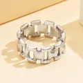 Anello a catena in argento con maglie intrecciate e un design in metallo cavo - Aperto Regolabile / Argento (J01259)