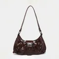 Vintage bordeaux geplooide hobo tas met een glanzende afwerking en groot gesp detail - Kastanjebruin