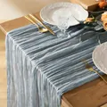 Eleganter tischläufer aus staubblauem gaze-stoff mit plissierter textur für hochzeiten. - 90*180cm / Graublau