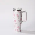 Detailansicht eines 40oz-Edelstahlbechers mit elegantem rosa Rosenmuster und Handgriff. - 1 l / Weiß mit rosa Rosen Stil