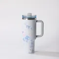 Detailansicht des isolierten 304-Edelstahlbechers mit 3D-Blumendruck und Griff. - 1 l / Hellblau mit Rosen Stil