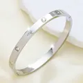 Detailopname van zilveren titanium stalen armband met fonkelende ster- en kristalaccenten - Staal (SZ421)