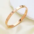 Detail van roségouden roestvrijstalen armband met kristallen en sterrengravure - Roségoud (SZ423)