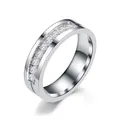Dettaglio di anello in acciaio inossidabile con zirconi incastonati - Misura 5 / Argento Con Zirconia
