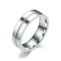 Primo piano dettagliato di un anello minimalista in acciaio con scanalatura centrale - Misura 5 / Argento Senza Diamante