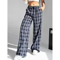 Dettaglio dei pantaloni a gamba larga a quadri blu e bianchi con vita elastica - GK29 Quadri Blu e Bianchi