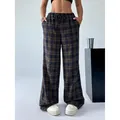 Dettaglio di pantaloni scozzesi a gamba larga a vita alta con coulisse regolabile. - GK29 Quadri blu e gialli