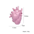 Vista dettagliata di un vaso in resina rosa a forma di cuore con dimensioni indicate. - Rosa