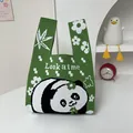 Borsa a mano in maglia verde con panda e fiori e testo dello slogan Look at me - Panda Bambù Verde