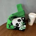 Borsa da polso in maglia verde con un simpatico panda e decorazioni di bambù naturale - Panda Fubao Verde Scuro