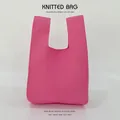 Borsa da polso in maglia rosa vibrante con design minimalista in stile gilet pastorale. - Rosa Rosso (Tinta Unita)