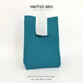 Elegante borsa da polso in maglia color petrolio con trama testurizzata e design di nicchia - Verde petrolio