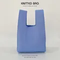 Borsa da polso in maglia azzurra fatta a mano con trama fine e stile pastorale - Blu (Tinta Unita)