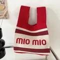 Elegante borsa da polso in maglia a righe bianche e rosse con il design 'mio mio' - Mio Rosso
