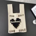 Elegante borsa in maglia beige con un cuore pixel e lo slogan 'Sweetheart' chic. - Cuore Pixel Beige