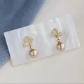Eleganti orecchini a farfalla dorati con perle color champagne e cristalli lucenti - Farfalla Dorata Perla (Perno per orecchini in argento sterling 925)