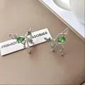Incantevoli orecchini a farfalla color argento con pietre di cristallo verde brillante - Farfalla Verde (Perno in Argento 925)