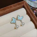 Eleganti orecchini a farfalla blu con pendente in perla bianca in un portagioie marrone - Perla Blu Chiaro (Perno per orecchini in argento sterling 925)
