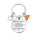 Primo piano di portachiavi in acciaio inox con ciondoli cuore, arcobaleno e disco inciso. - Stile Cuore Arcobaleno Ispiratore Tedesco (t67.6) / 30MM