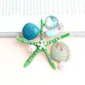 Spilla vibrante a forma di stella marina e conchiglia con strass colorati e perle eleganti - Verde