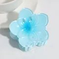 Süße himmelblaue Haarspange in Blumenform mit transparenten, blauen Blütenblättern - Verlauf Blau