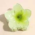 Süße hellgrüne Haarklammer in Blumenform mit einem schimmernden Farbverlauf - Verlauf Grün