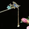 Eleganter goldener Schmetterlings-Haarstab mit blauen Kristallen und feiner Perlenquaste - Schmetterling Hellblaue Blume Strass Künstliche Perle Quaste (2537)