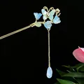 Eleganter traditioneller chinesischer Goldhaarstab mit blauen Blumen und Schmetterling - Hellblauer Schmetterling Strass Quaste (2543) / Hellblau