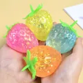 Primer plano de cuatro juguetes antiestrés tipo squishy fresa con purpurina brillante - Color Aleatorio