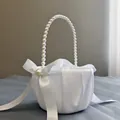 Eleganter weißer Satin-Blumenmädchen-Korb mit Perlengriff und zarter Schleife für Hochzeiten - Künstlicher Perlengriff Stil / Gebleichtes Weiß