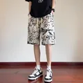 Short décontracté ample pour hommes avec imprimé floral à l'encre noire et blanche - M / Arc-en-ciel
