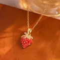 Schattige ketting met rode aardbeihanger, fonkelende accenten en goudkleurige ketting - Goud Micro-Ingelegde Aardbei Stijl (TL9338)